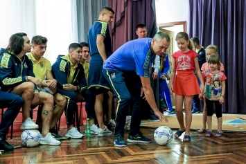 Молодежная сборная Украины порадовала детей футбольными мячами и билетами на свой матч