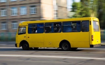 В Запорожье автобус провалился в сквозную яму на мосту (ФОТО)