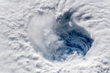 Появились фото мощного урагана Флоренс, сделанные с борта космической станции