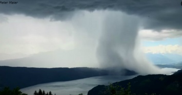 Небо упало на землю?: Тонны воды падают в озеро как будто это цунами