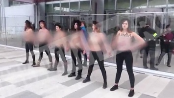 С зашитыми ртами: голые женщины вышли на акцию в Париже из-за России. Фотофакт
