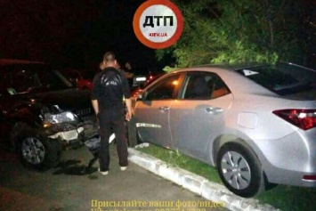 Как в компьютерной игре: в Киеве пьяный водитель, убегая от полиции, разбил пять автомобилей