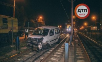 В Киеве на улице Борщаговской пьяный таксист врезался в маршрутку и вылетел на трамвайные пути (ФОТО)