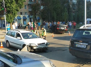 На Отрадном - серьезное ДТП, машины разбросало по дороге
