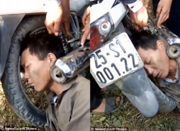 Пьяный вьетнамец умудрился засунуть голову между выхлопной трубой и колесом мотоцикла