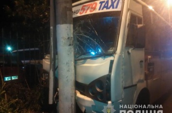 В Одессе автобус врезался в столб: пострадали шестеро взрослых и трое детей
