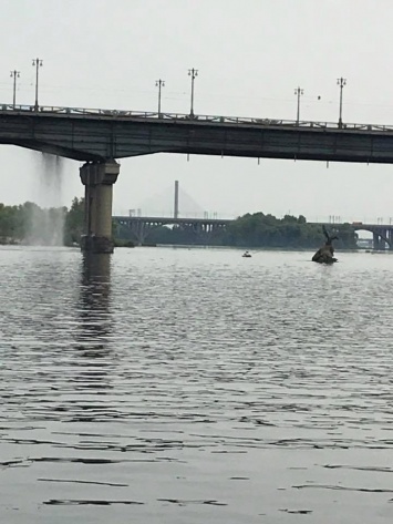 На мосту Патона в Киеве образовался водопад. Видео