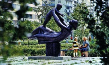 На столичные Березняки планируют вернуть скульптуру "Материнство" (фото)