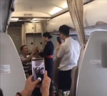 Стюардессу в Китае уволили после предложения ей руки и сердца