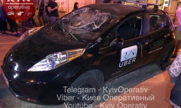 На столичной Оболони автомобиль такси сбил людей на остановке общественного транспорта (фото, видео)