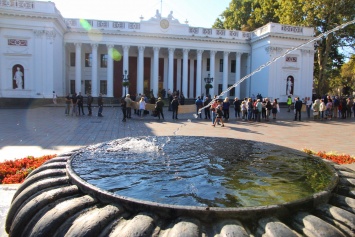 Под зданием Одесского горсовета собрались митингующие