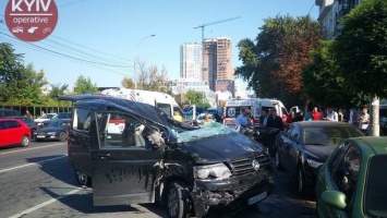 В Киеве в ДТП столкнулись пять автомобилей: один водитель в реанимации