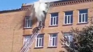 В Хмельницком горит здание школы, детей эвакуировали. Видео