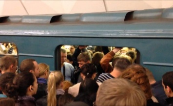 Дайте же помыться: у украинцев лопнуло терпение, в метро заметили людей в банных халатах
