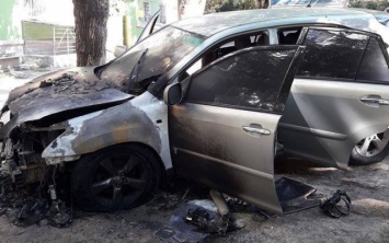 Сгоревший вчера ночью "Lexus" подожгли из-за деятельности его хозяина