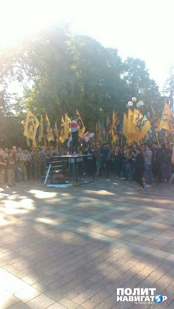 Нацики возле Рады устроили беспорядки во время выступления Порошенко