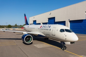 Первый самолет Airbus A220 для Delta Air Lines выкатили из цеха покраски