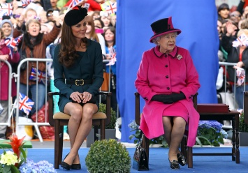 А где же Кейт? В сети обсуждают, почему Меган Маркл появилась в трейлере фильма о королеве, а супруга принца Уильяма - нет