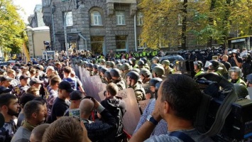 Большинство участников митинга возле Рады перешли к Администрации президента (ФОТО)