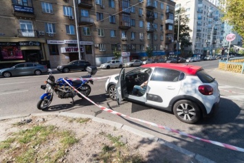 В центре Киева автомобиль сбил полицейского на мотоцикле (видео)