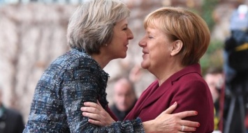 Ангела Меркель отказалась пожать руку Терезе Мэй. Фото