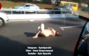 Обнаженная женщина прилегла посреди дороги в Киеве