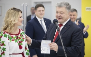 Порошенко лично выдал 10-миллионный биометрический паспорт