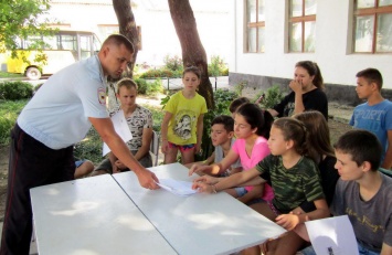 Полицейские Крыма помогают детям из неблагополучных семей получить образование