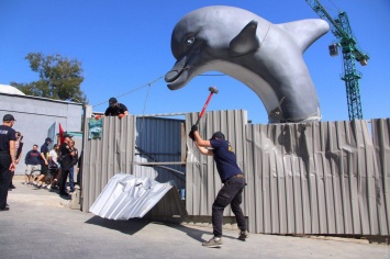 Активисты снесли забор незаконной постройки на Ланжероне