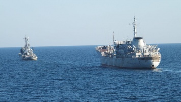 Два военных корабля Украины вошли в экономическую зону РФ у берегов Крыма