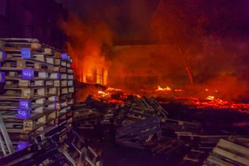 В Днепре произошел масштабный пожар на складах из мебелью
