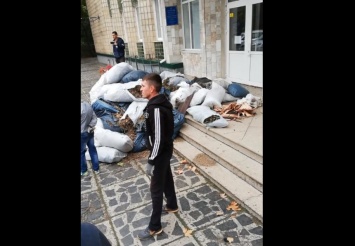 В Николаеве активисты убрали мусор в сквере и привезли его к зданию Ингульской райадминистрации