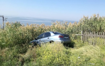 В Запорожской области в водоеме едва не утонул автомобиль (ФОТО)