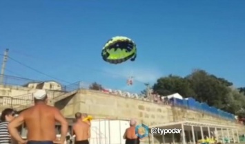 В России пара туристов на парашюте врезалась в электропровода