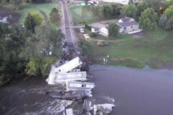 В США поезд рухнул с моста в реку: фото и видео ж/д катастрофы