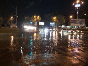 Погодный армагеддон в Николаеве: затоплен центр города, протекшие крыши и упавшие деревья