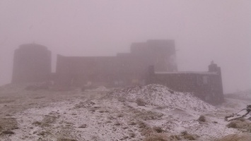 В Карпатах на горе Поп Иван третий день идет снег. Фото