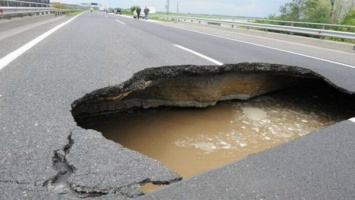В Киевской области автомобиль провалился в огромную яму. Опубликованы фото и видео
