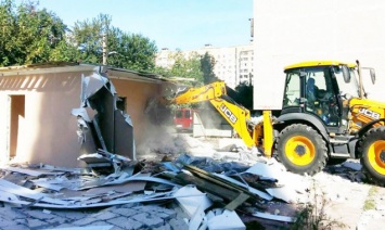 В третью неделю сентября в Киеве коммунальщики демонтировали 17 временных сооружений (фото)