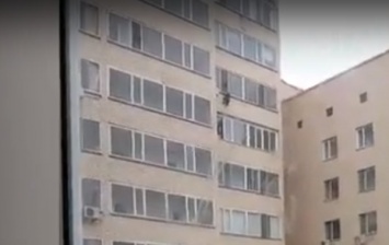 В Астане сосед на лету поймал ребенка, который выпал из окна 10 этажа. Видео