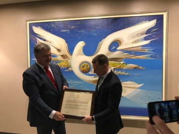 Волкер вручил Порошенко подписанную Декларацию политики США по Крыму