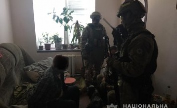 В Ровно полиция штурмовала квартиру мужчины, который силой удерживал бывшую сожительницу (ФОТО, ВИДЕО)