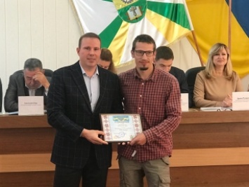 Кому мэр вручил сертификаты на 5 тысяч гривен (фото)