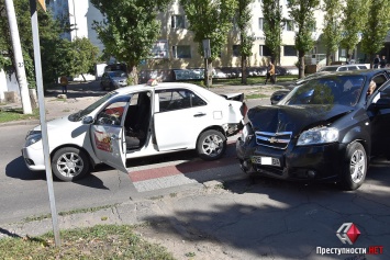 В Николаеве на проспекте Центральном «Geely» после столкновения с «Chevrolet» сбил пешехода