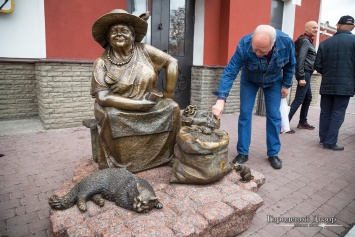 В Харькове обессмертили бабушку, торгующую семечками. Фото