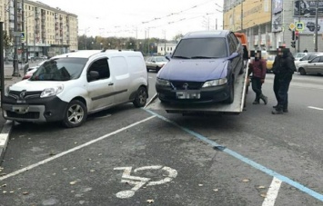 Владельцы авто будут массово подавать в суд из-за закона о парковке - юрист