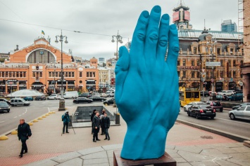 "Бандера рвется из ада": соцсети о гигантской синей руке в центре Киева