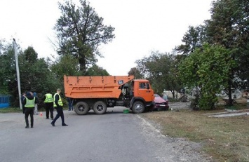 В Тернопольской области грузовик снес с дороги легковушку на еврономерах, есть пострадавшие