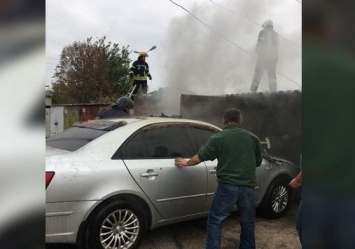 На Таирова произошел пожар в гаражном кооперативе: сгорели две машины