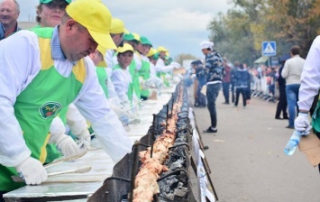 В Казахстане приготовили рекордный по длине шашлык